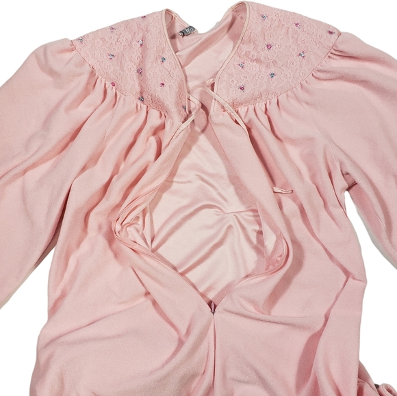 Vintage Vanity Fair Pink Fleece Robe Sz Medium ? Floral Lace Bell Sleeve Zip Up - Picture 8 of 15